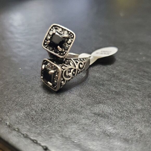 *Sale* Silver tone black stone ring with sparkle size 6.25 - Picture 3 of 8